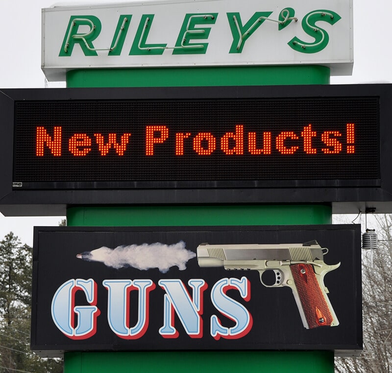 rileys-guns-outside-sign